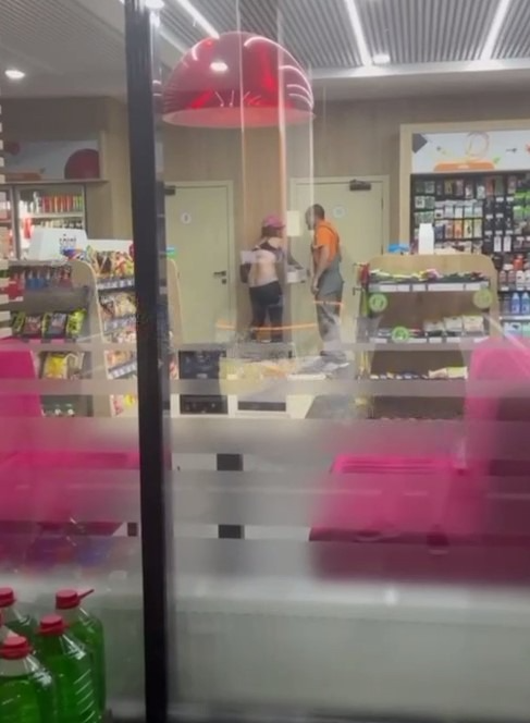#ПЗДЦ - Девушка пришла в продуктовый, нассала на пол и начала мастурбировать