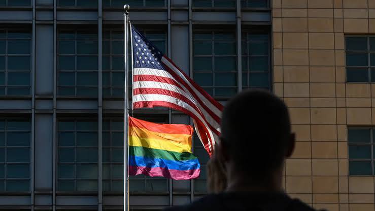 США в след за Россией начали бороться с ЛГБТ* символикой