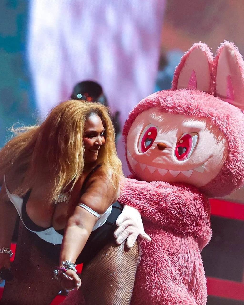 Лиззо «потрахалась» с Лабубу прямо на сцене Coachella