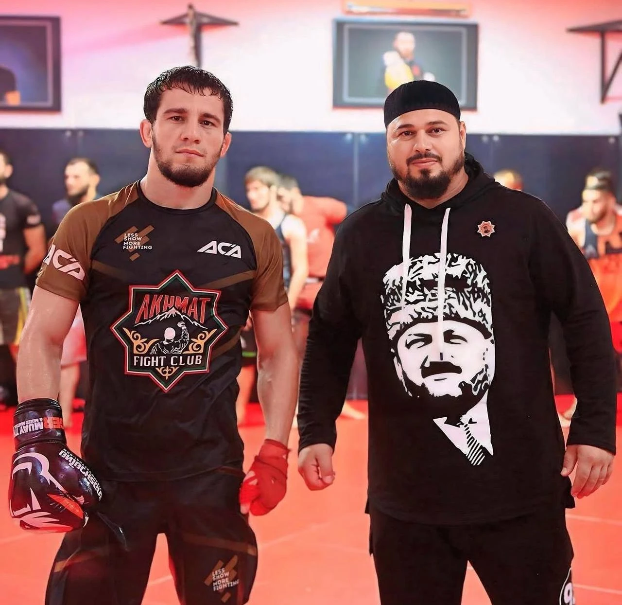 Боец MMA избил пожилую женщину из-за камеры в подъезде в Грозном