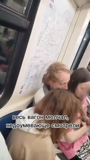 29-летний парень выдавал себя за подростка и садил на колени школьниц