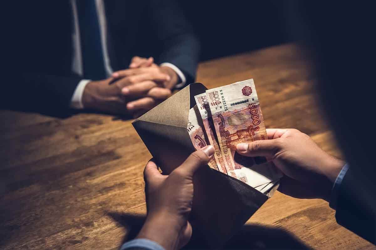 Трое полицейских задержаны в Москве по подозрению в попытке получить взятку в 12 млн рублей.
