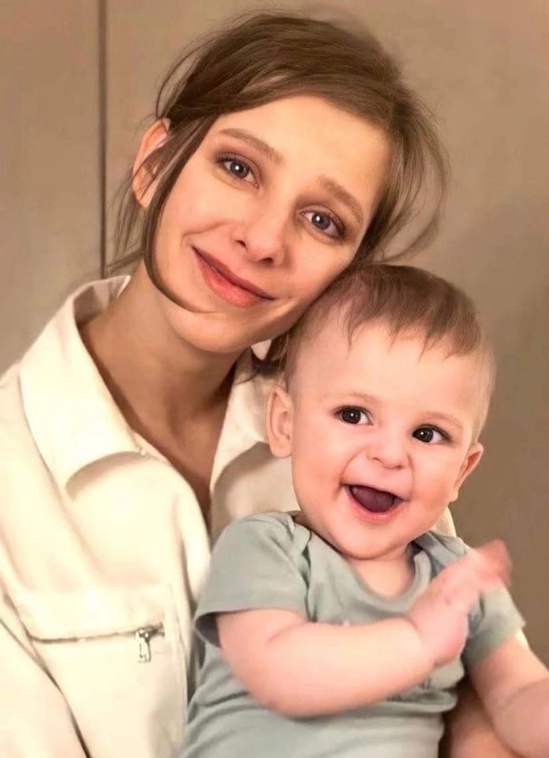 Лиза Арзамасова на новых снимках с сыном