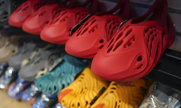 Adidas хочет продать все запасы кроссовок Yeezy