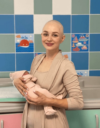 У болеющей раком блогерши по фитнесу Анастасии Калининой произошло рождение дочери