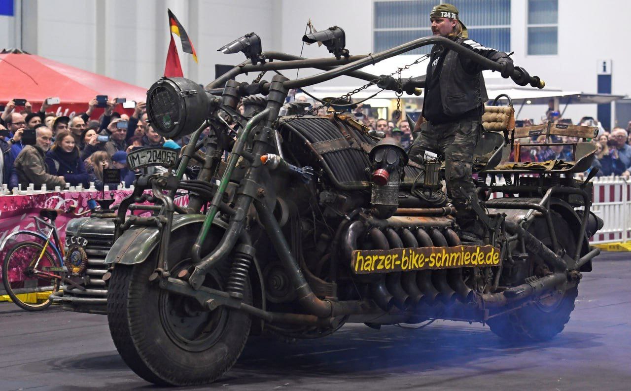 Кадр из новости «Panzerbike» с движком от танка и весом почти 4.5 тонны