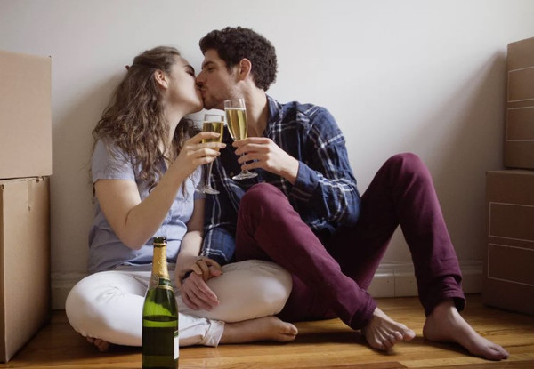 Исследователи установили, что у пар, которые употребляют алкоголь вместе, отношения становятся более прочными.